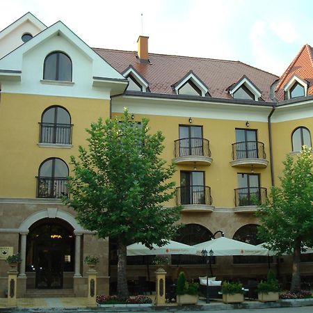Hotel Chinar Hisarya Exterior photo