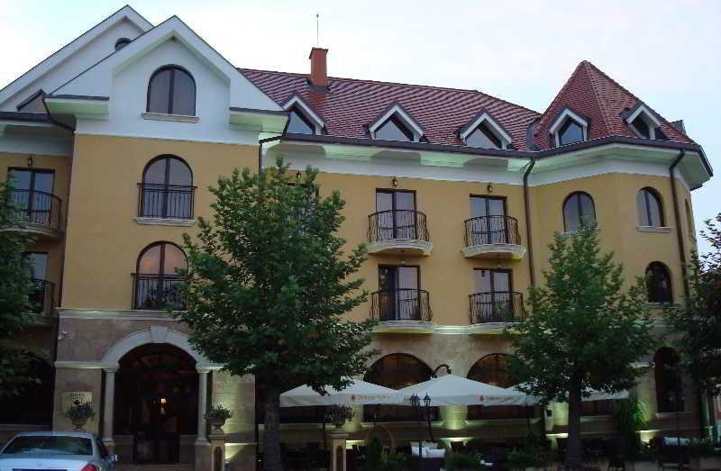 Hotel Chinar Hisarya Exterior photo